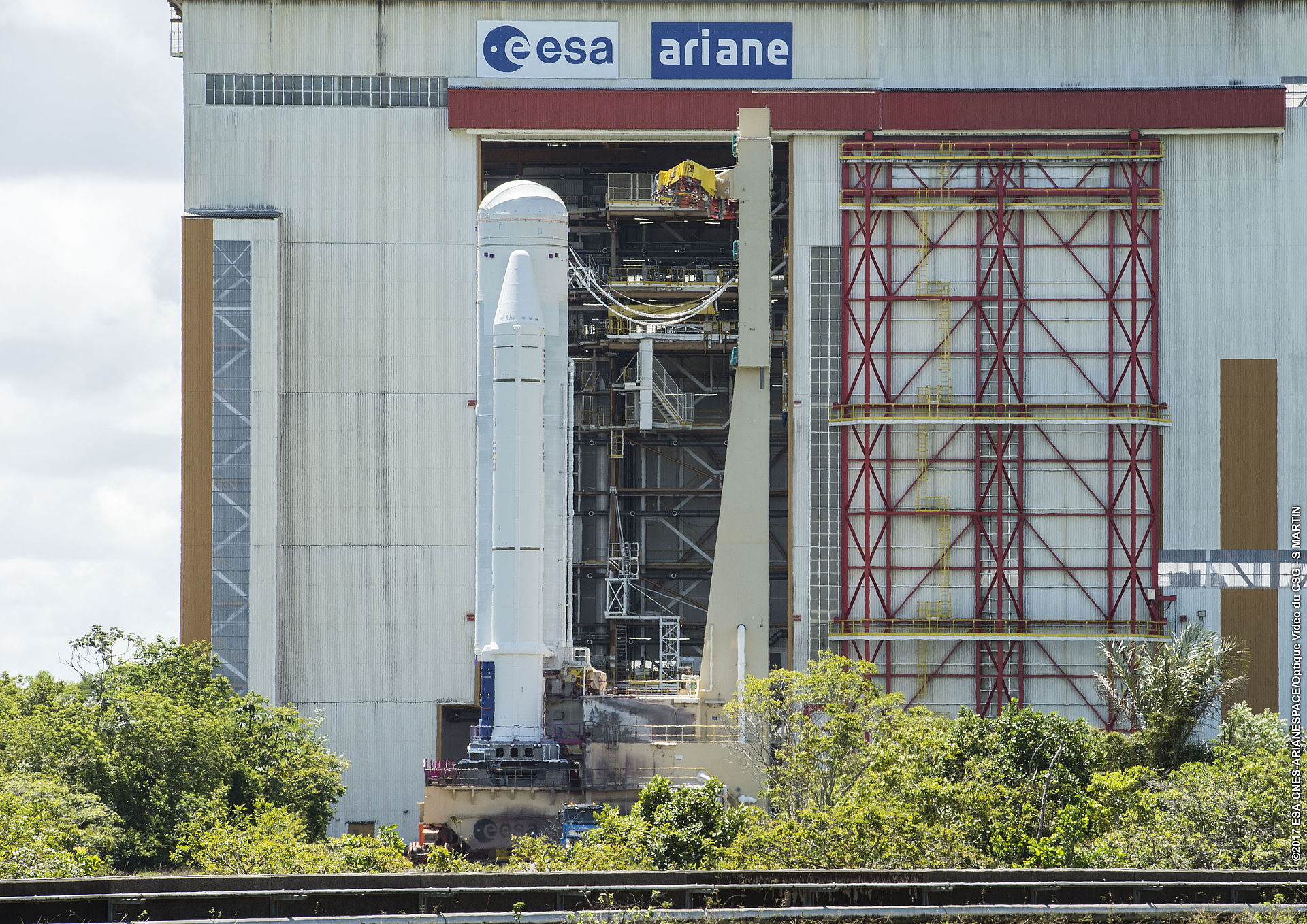 Zusammenbau der Booster und Hauptstufe auf dem Starttisch im BIL