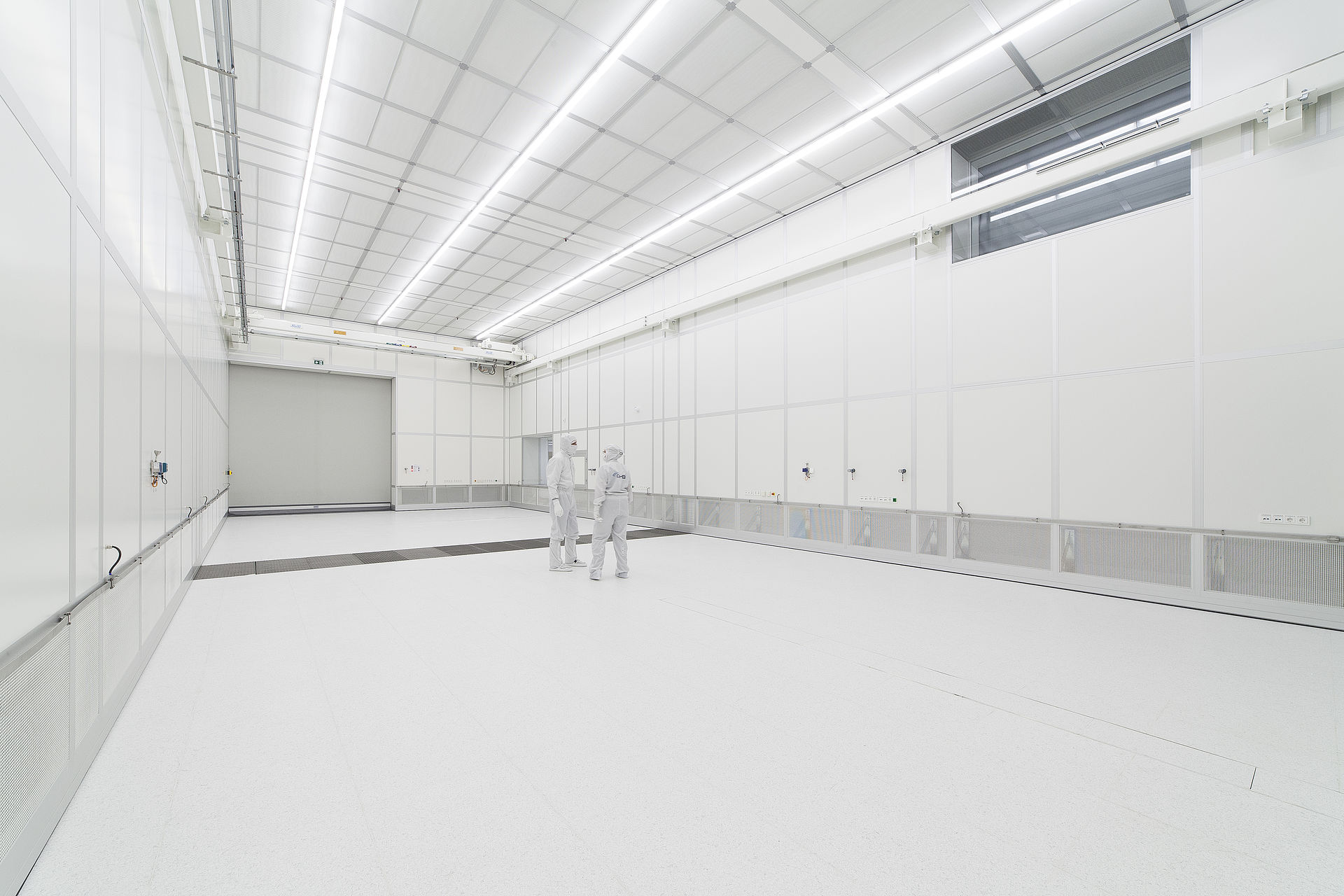 Better air quality with clean room technology? - Part 1 of #TwoMinutesOfSpace Season 2 with Carsten Borowy and Charlotte Bewick