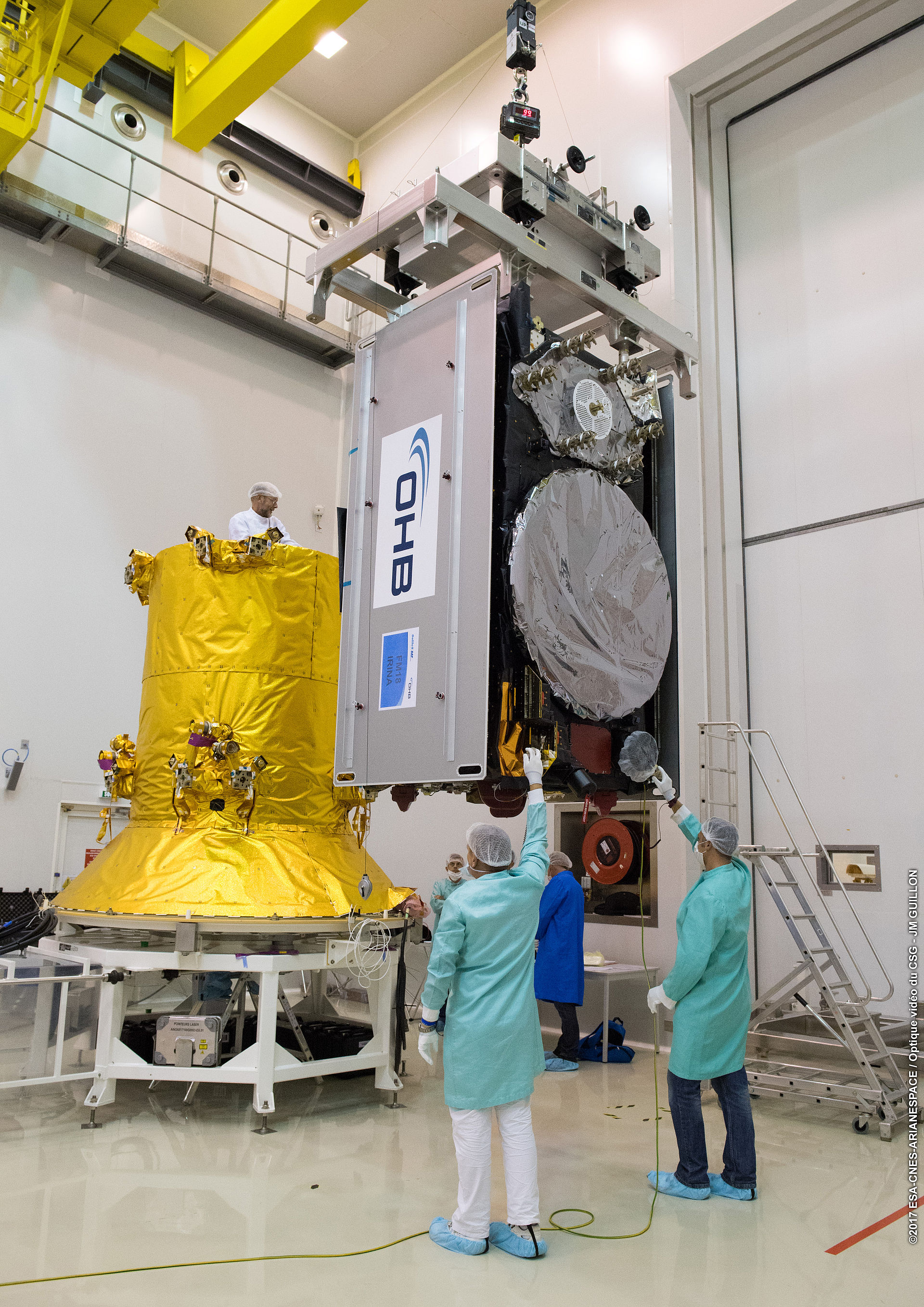 Fit Check mit dem Dispenser: Hier wird getestet, ob der Satellit auf den Dispenser passt.