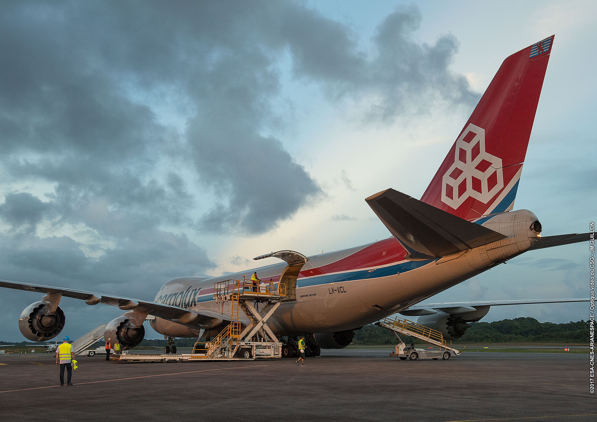Verladen in Luxemburg auf die Boeing-747. Ein Mitarbeiter von OHB fliegt mit den Satelliten.