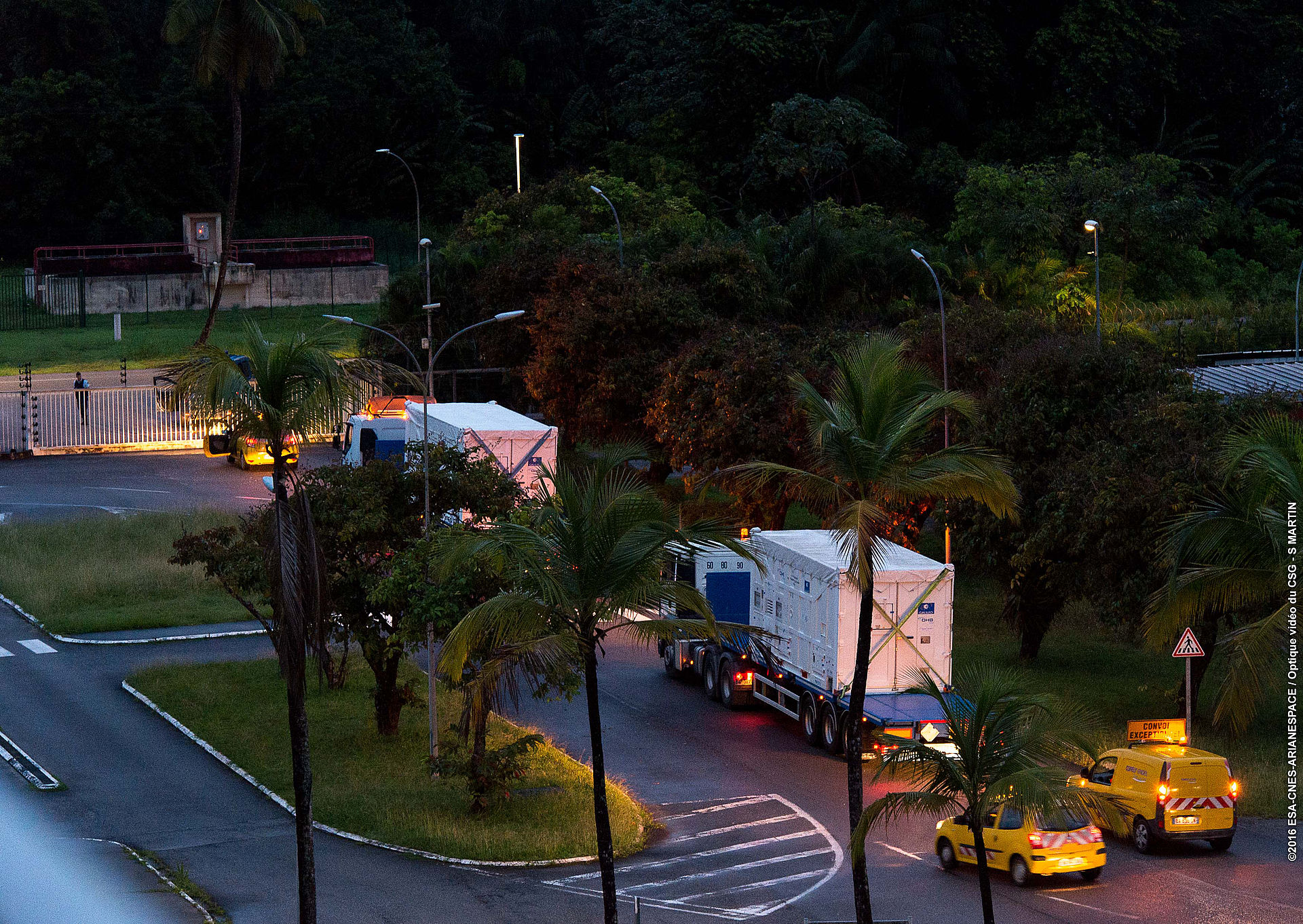 Transport auf Lastwagen nach Kourou, mit Polizeieskorte.