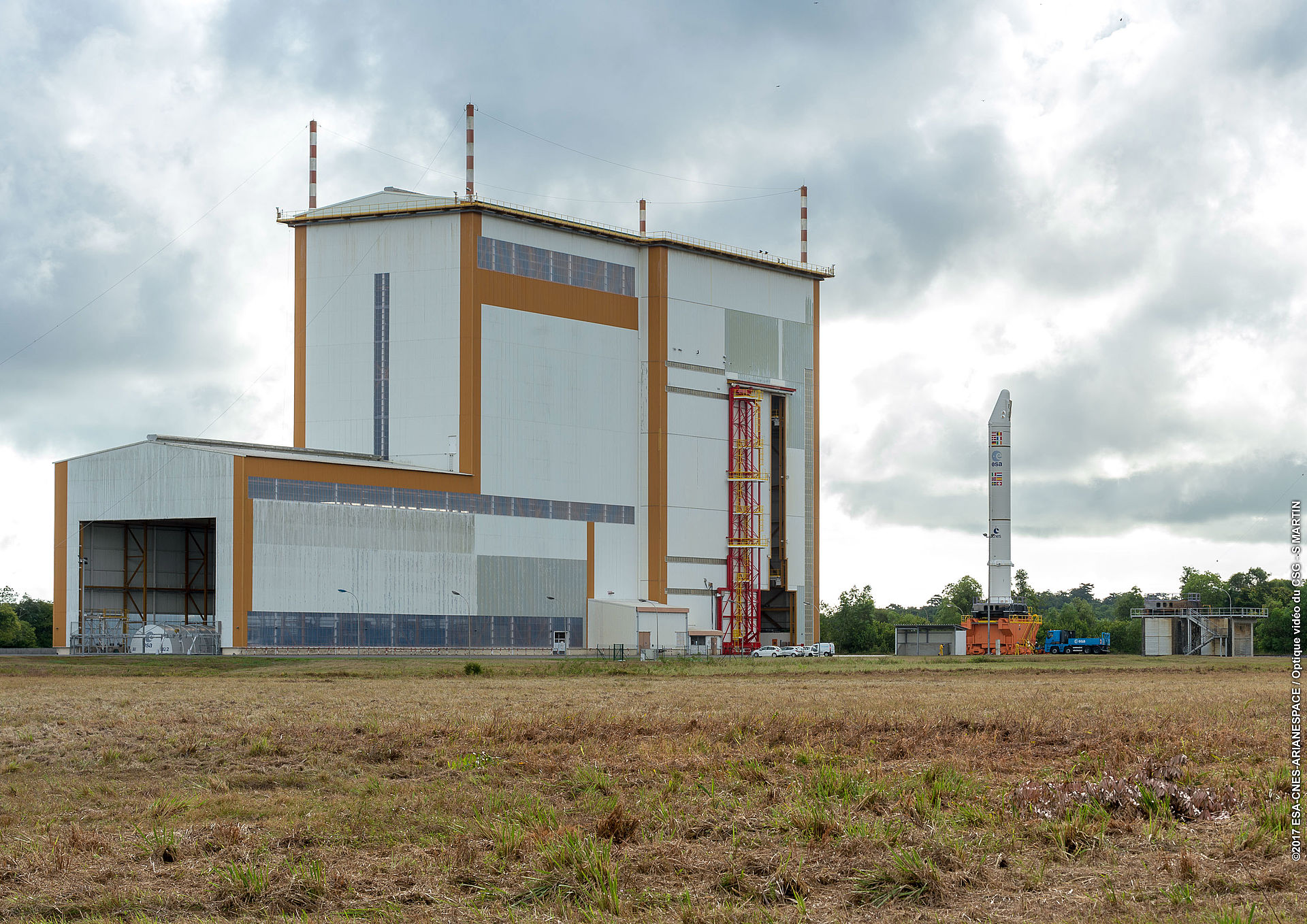 Montieren der Booster auf den vorgesehenen Starttischelementen (vertikal) und Transport ins BIL (Bâtiment d’Integration Lanceur or Launcher Integration Building)