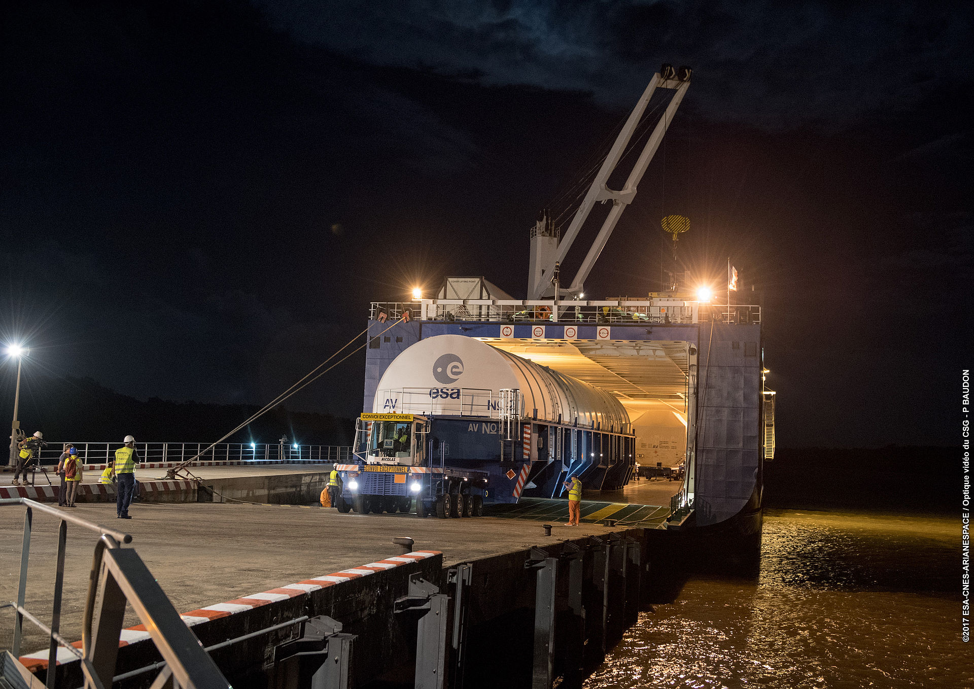 Ankunft der Raketenelemente am Hafen von Kourou