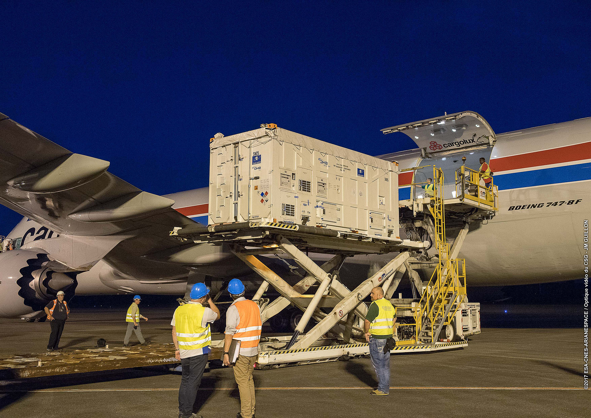 Ankunft in Cayenne, Verladen der Satelliten auf LKW.