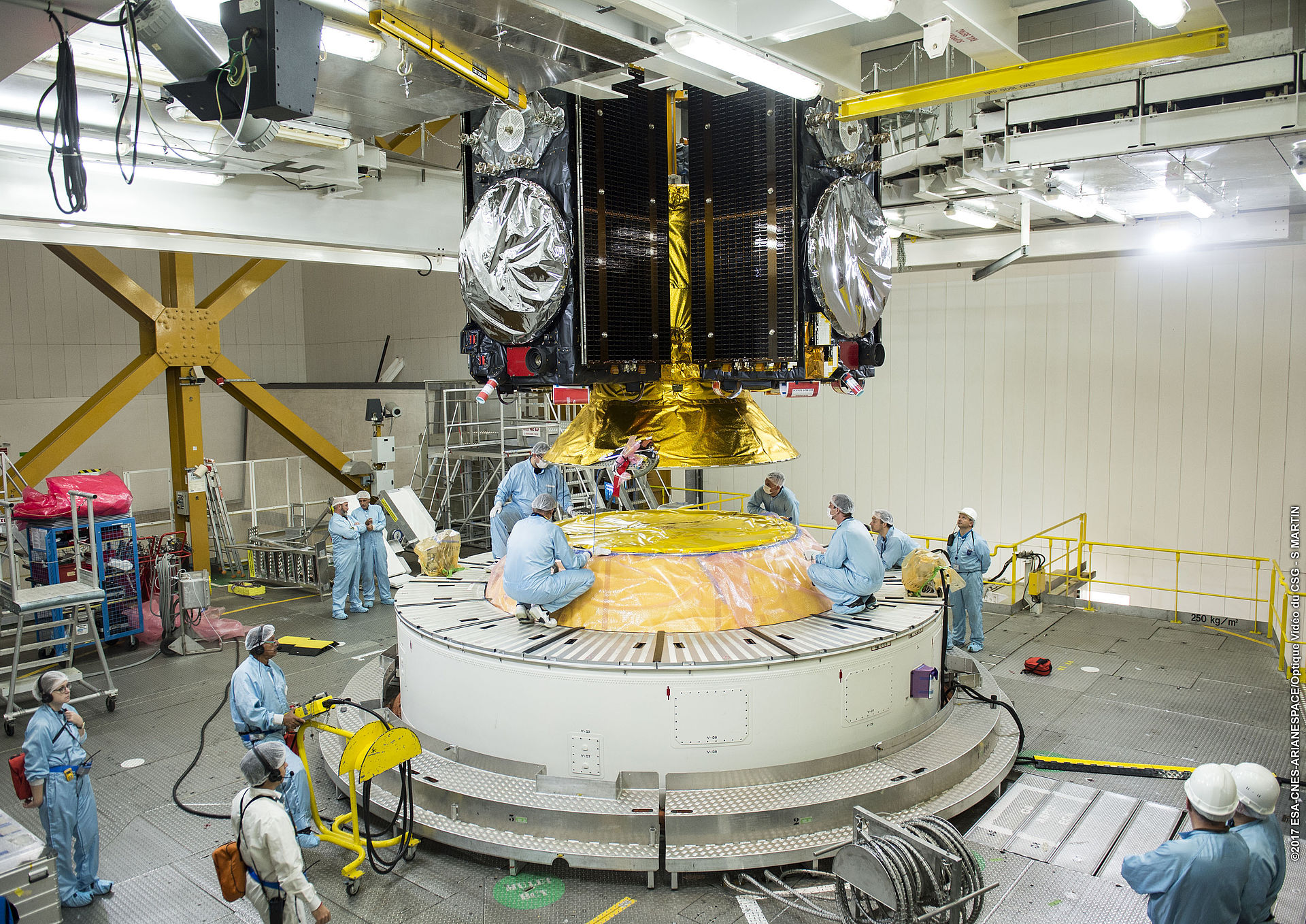 Danach wird der „Stack“ mit einem Kran in ca. 45 Meter Höhe auf die Ariane 5 gesetzt.
