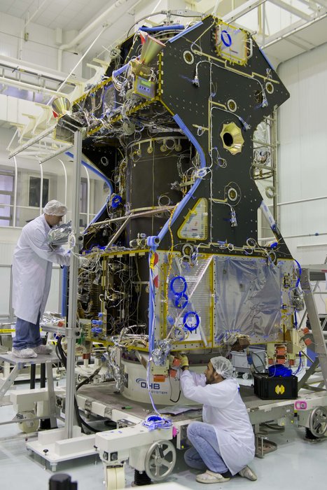 Zwei Ingenieure beim Bau des ExoMars Trace Gas Orbiter