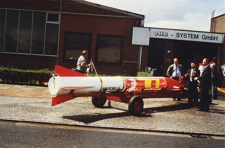 From 1985, the Company shifted its focus step for step towards space. Its first foray was the MIKROBA drop capsule and experiments in weightless conditions.