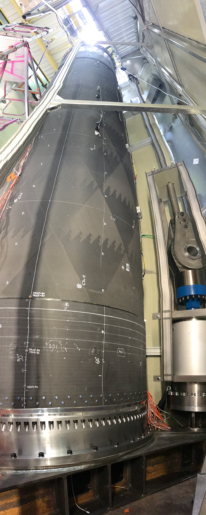 Das fertiggestellte Qualifikationsgehäuse des CFK-Boosters und bei der Testvorbereitung in der Testgrube der MT Aerospace AG.