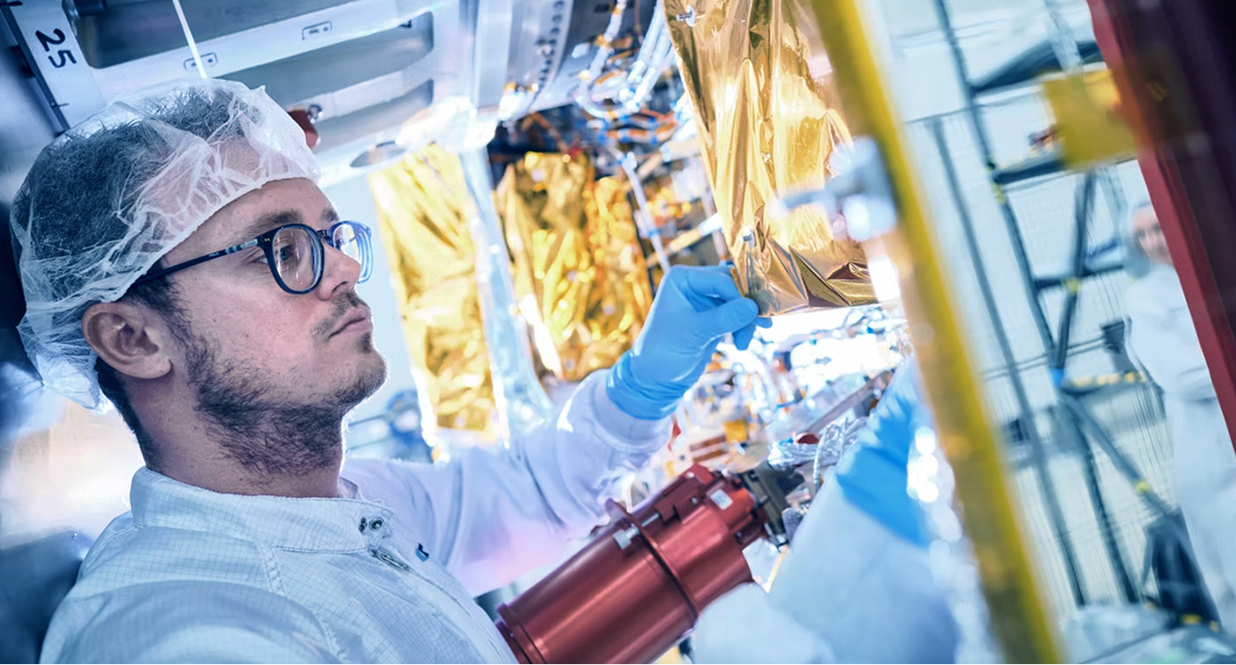 Bau eines Satelliten