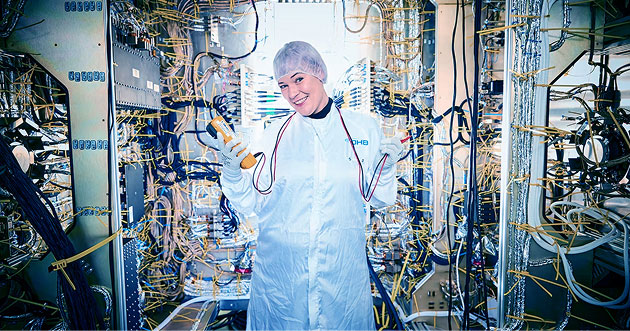 Eine Ingenieurin beim Bau eines Satelliten