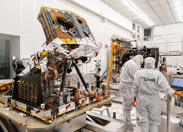 Bau eines Satelliten